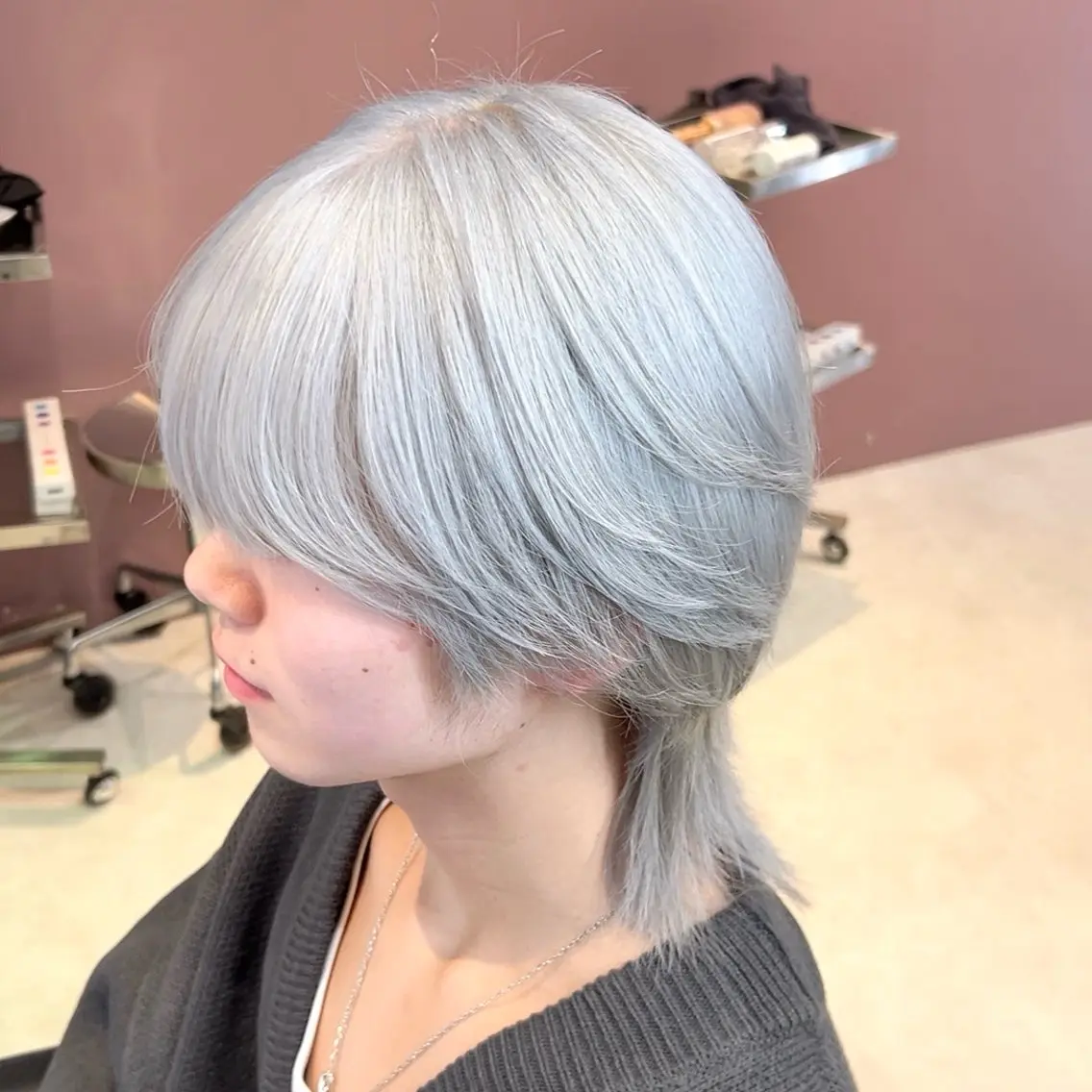ミディアム カラー メンズ メンズブリーチ ブリーチ カット ヘアカラー 岡田大志🇰🇷 中/韓メンズヘアのヘアスタイル