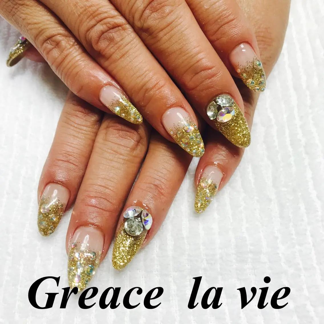 ロング カラー パーマ ヘアアレンジ キッズ ネイル マツエク・マツパ ゴージャス ゴールド ゴージャス Greace  la vieのネイルデザイン