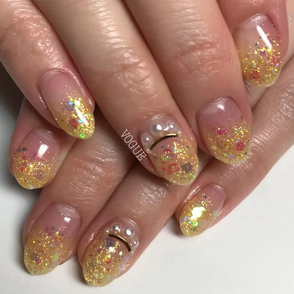 ネイル キラキラネイル 春ネイル 黄色 ハンドネイル VOGUE ×SWANのネイルデザイン