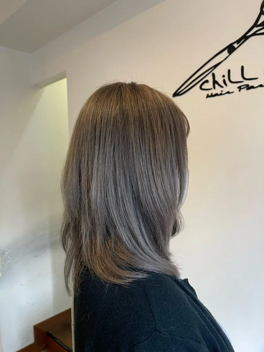 ミディアム アッシュ カット ヘアカラー トリートメント chill out 甲斐千尋のヘアスタイル