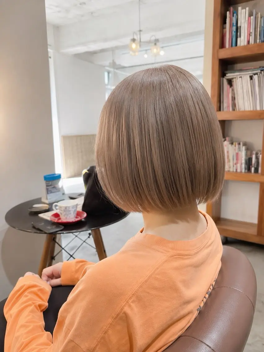 ショート カラー ベージュカラー 透明感カラー ミルクティーベージュ ボブ ヘアカラー 🌀メンズパーマ🌀 平川海夢のヘアスタイル