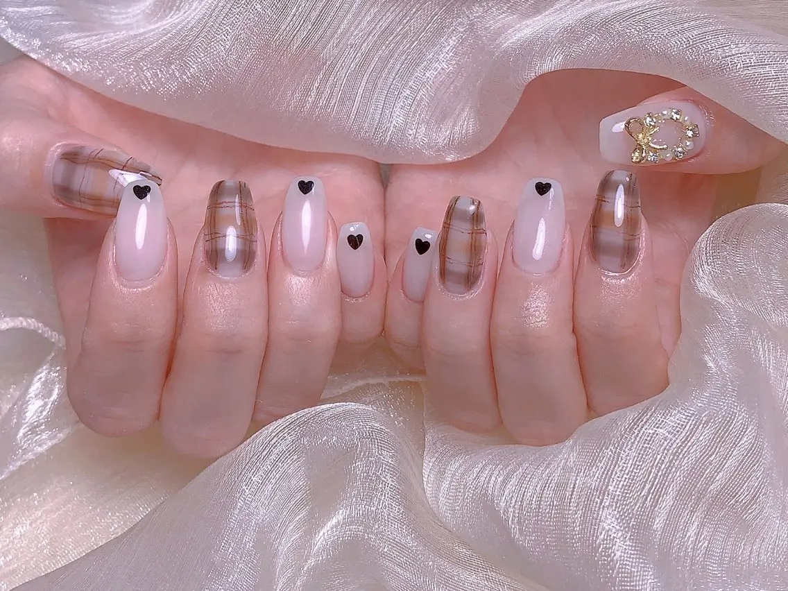 ネイル オーロラネイル チークネイル フレンチネイル ジェルネイル ガラスフレンチ ハンドネイル Nail Jolieのネイルデザイン