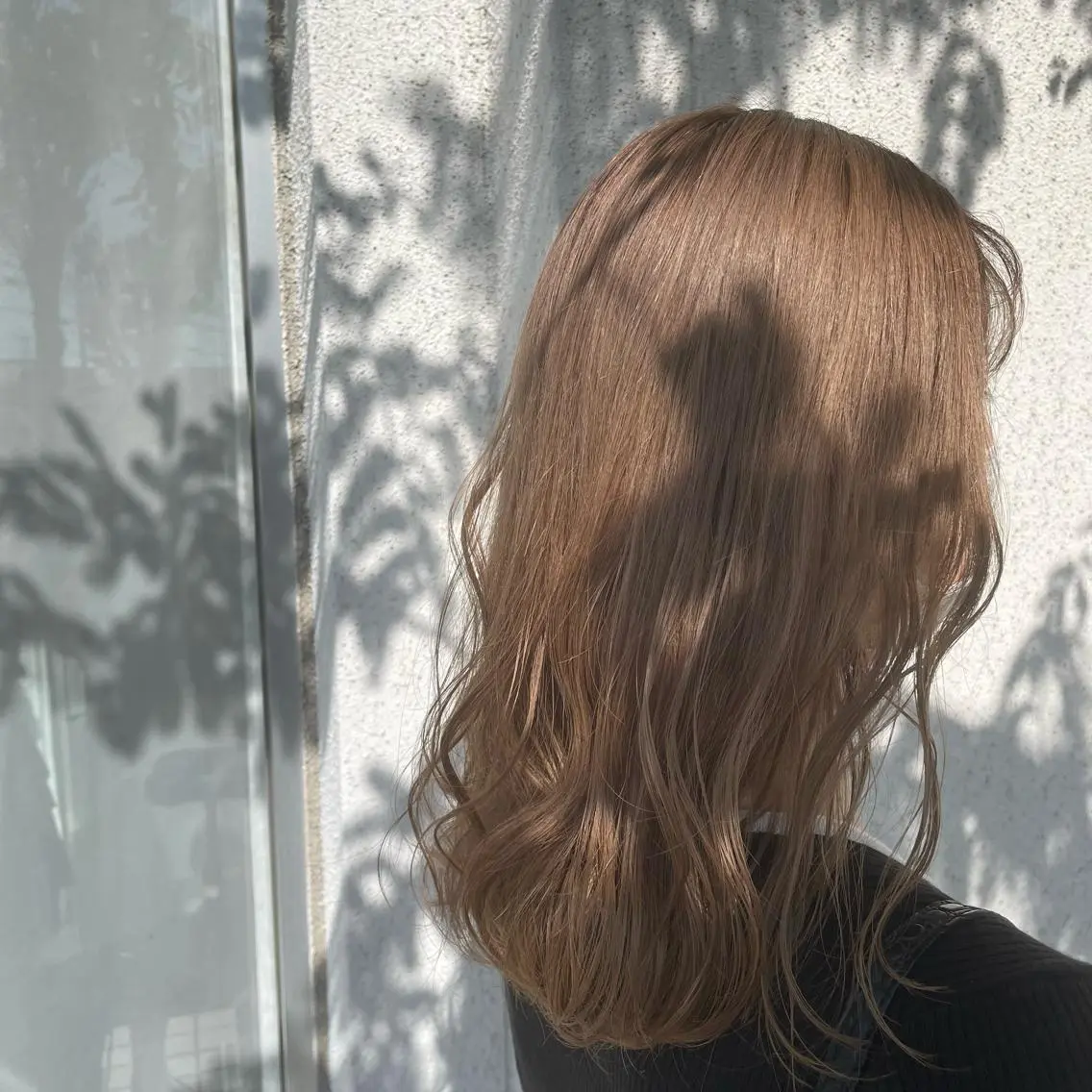 セミロング カラー ベージュカラー ブリーチ ハイトーンカラー ミルクティーベージュ 西尾美容室libuR Ryokaのヘアスタイル