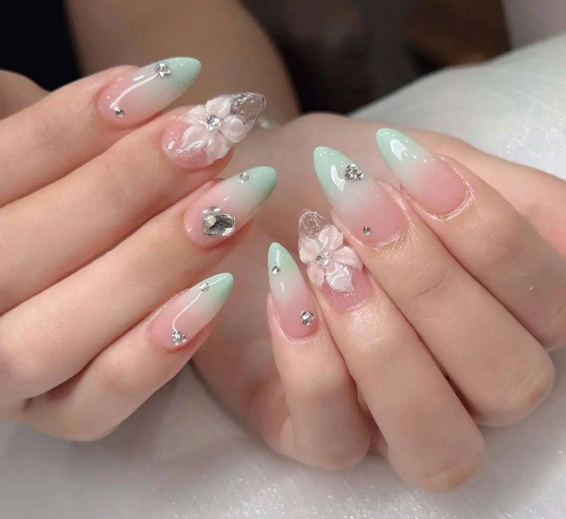 ネイル オーロラネイル ブルー チークネイル フットネイル フレンチネイル ハンドネイル NAILS168 池袋店のネイルデザイン