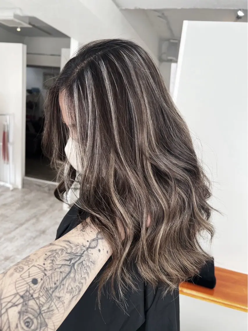 セミロング カラー ダークグレー ダークグレージュ グレージュ ハイライトカラー ハイライト ヘアカラー トリートメント 指名数No.1 /NAOYAのヘアスタイル