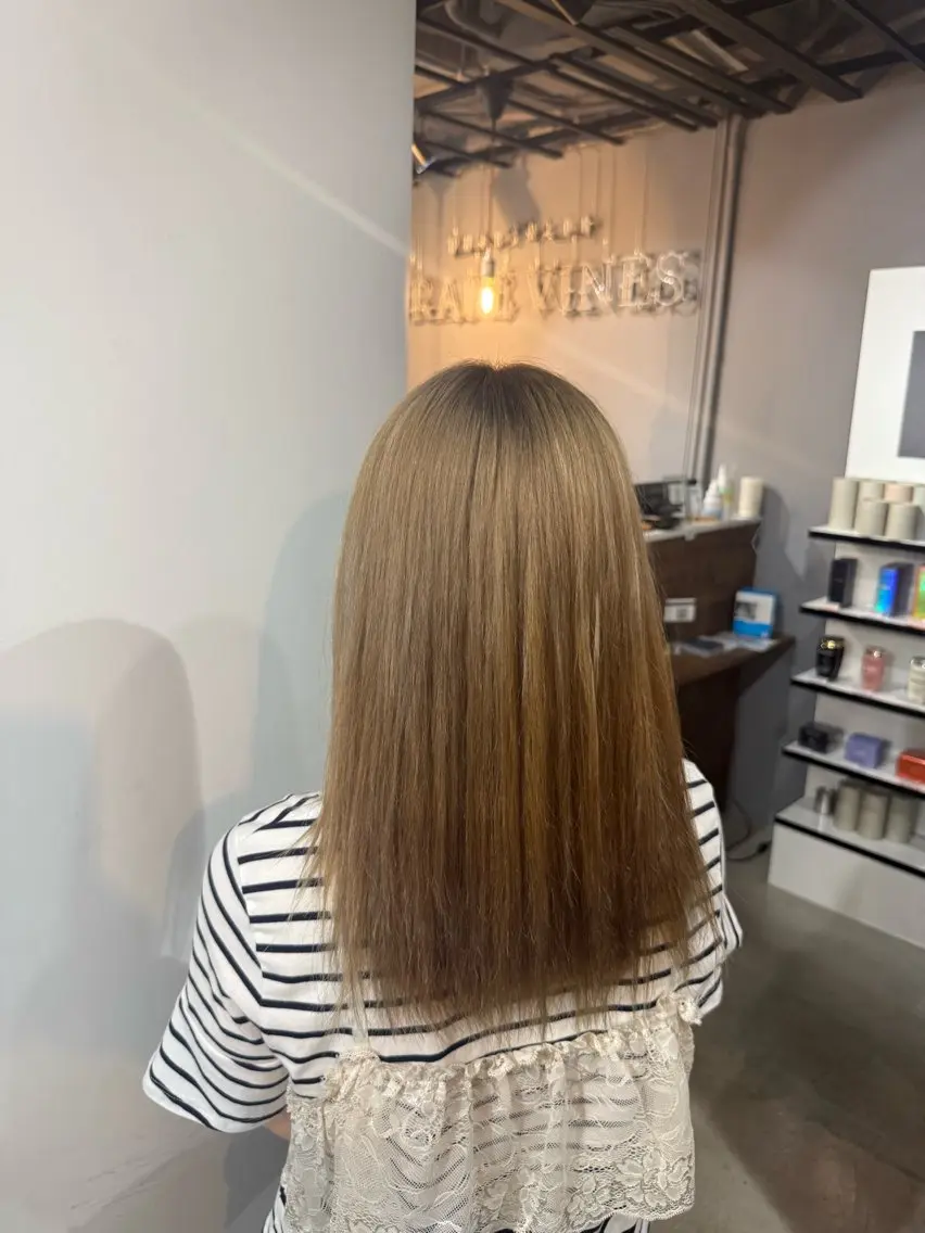 カラー ベージュカラー ブリーチ ミルクティーベージュ 篠田 舞のヘアスタイル