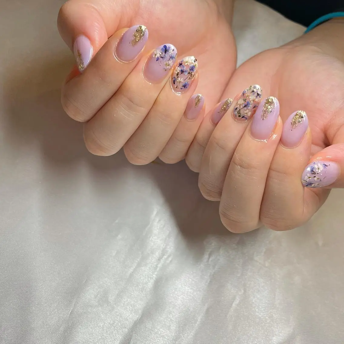 セミロング カラー パーマ ヘアアレンジ メンズ キッズ ネイル マツエク・マツパ ラベンダーカラー フラワーネイル el. by Aoのネイルデザイン