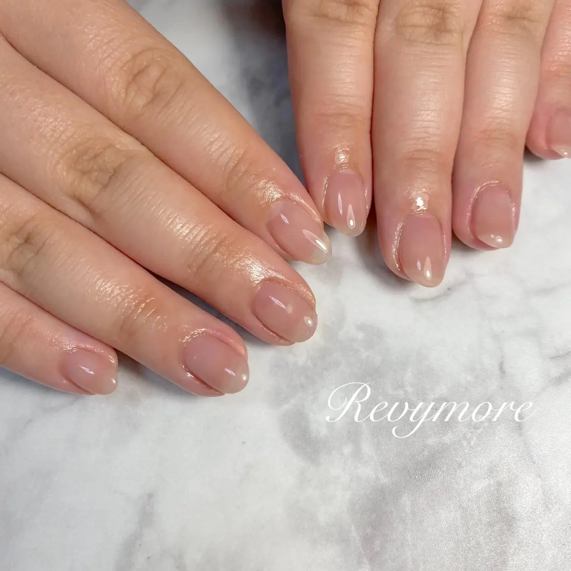 ミディアム ネイル 韓国風ヘア ジェルネイル キラキラネイル 韓国ネイル ニュアンスネイル nail salon Revymoreのネイルデザイン