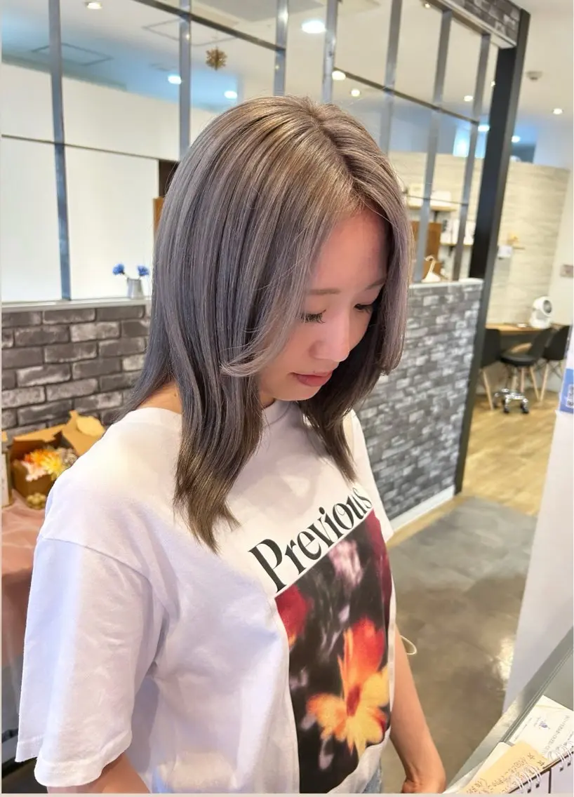 カラー ブリーチ ダブルカラー グレージュ シルバー mai /attraのヘアスタイル