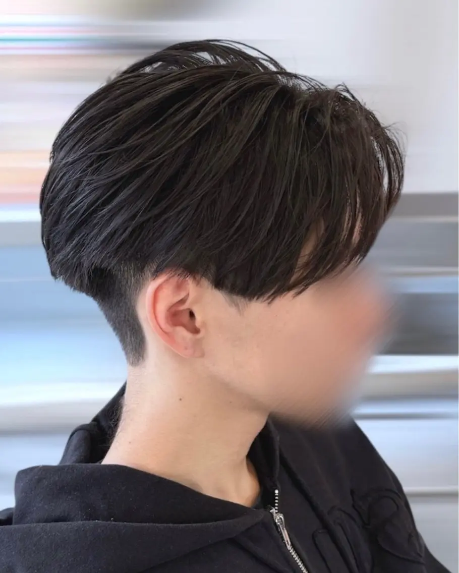 ショート パーマ メンズ センターパート 刈り上げ 井ノ本 成海 / カラー/縮毛矯正のヘアスタイル