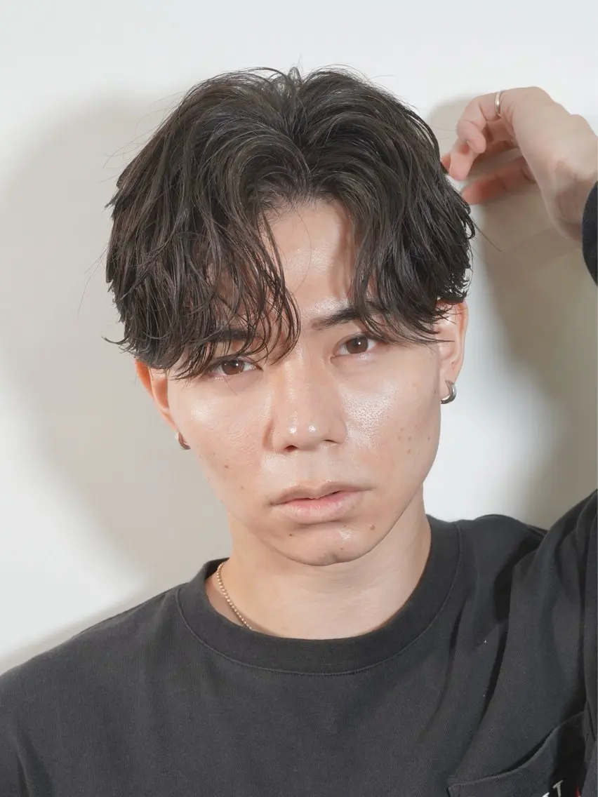ショート パーマ ヘアアレンジ メンズ フェザーパーマ メンズパーマ ショートヘア ニュアンスパーマ HIKARI メンズ満足度No.1のヘアスタイル