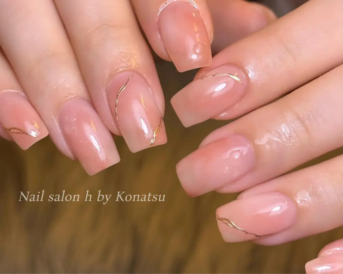 ネイル アートネイル ゴールド ミラーネイル ニュアンスネイル オフィスネイル ハンドネイル nail salon h🎀小夏のネイルデザイン