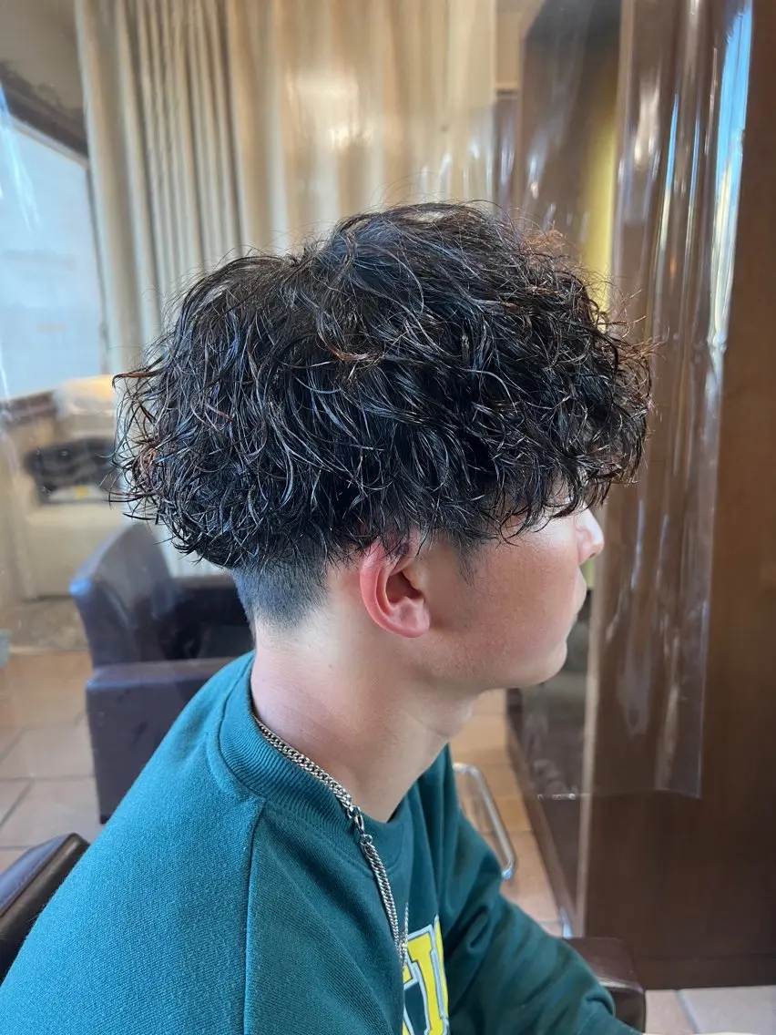 ミディアム パーマ メンズ ミディアムパーマ メンズパーマ 波巻きパーマ カット パーマ メンズカットパーマ ✂️ JOYAのヘアスタイル