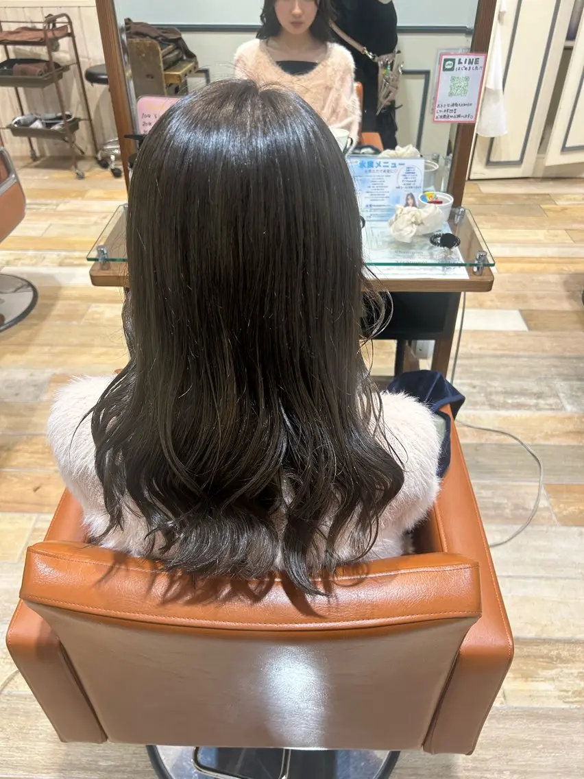 カラー ベージュカラー オリーブベージュ カット ヘアカラー 須藤 向日葵のヘアスタイル