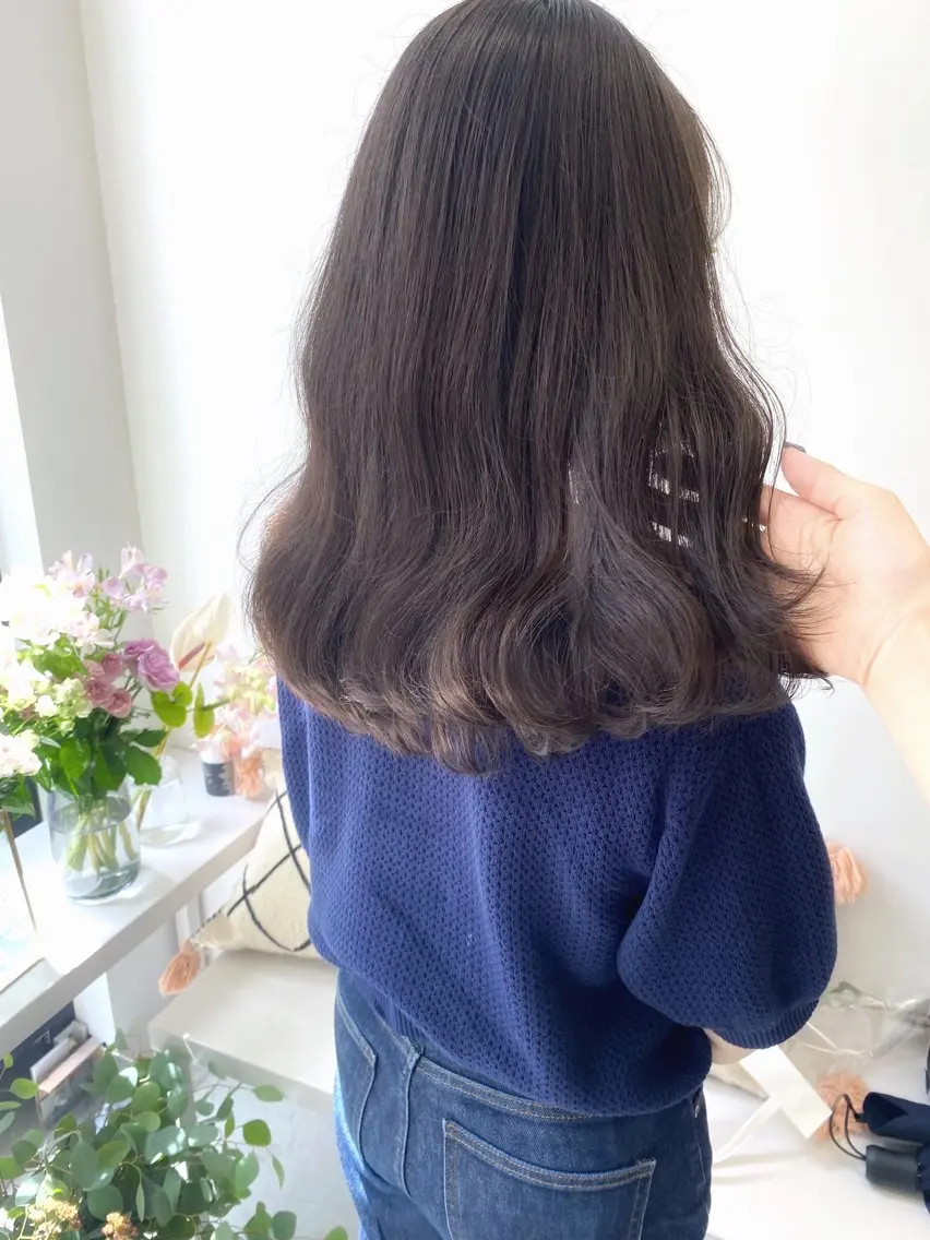 セミロング カラー アッシュ ダークアッシュ ダークグレー オリーブアッシュ レイヤーカット カット ヘアカラー トリートメント erika /韓国ヘアのヘアスタイル