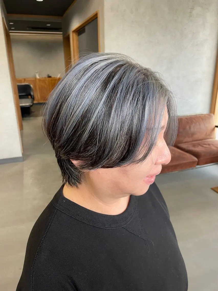 ショート カラー ブリーチ ヘアカラー ヘッドスパ 岡田 真綾のヘアスタイル