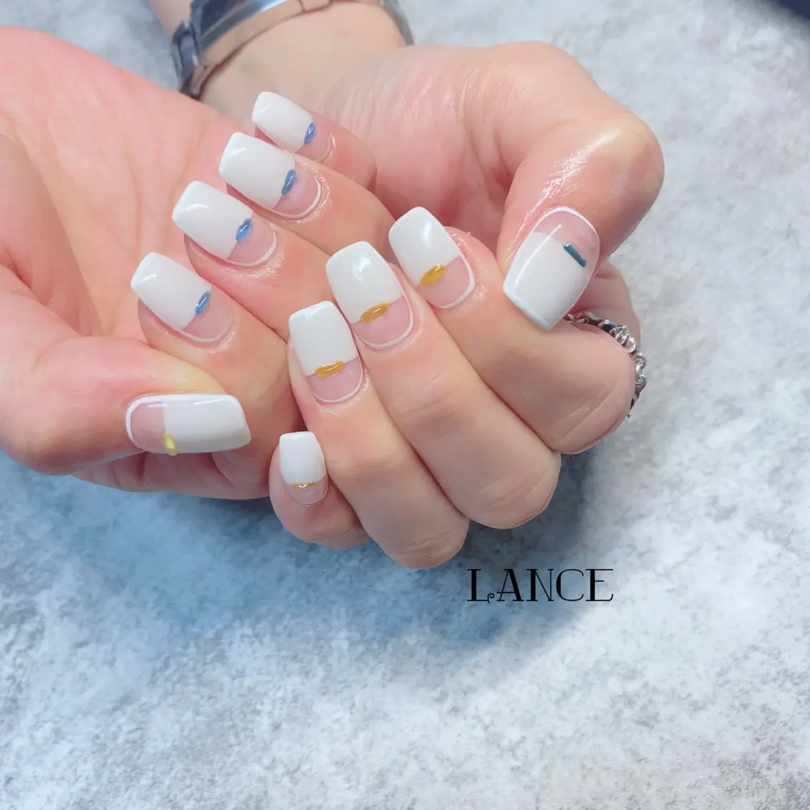 ミディアム ネイル オーロラネイル フレンチネイル グラデーション キラキラネイル ニュアンスネイル ハンドネイル Lance nailのネイルデザイン