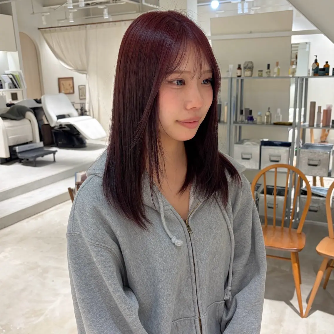 セミロング カラー ボルドーカラー ヘアカラー 周東 芽依のヘアスタイル