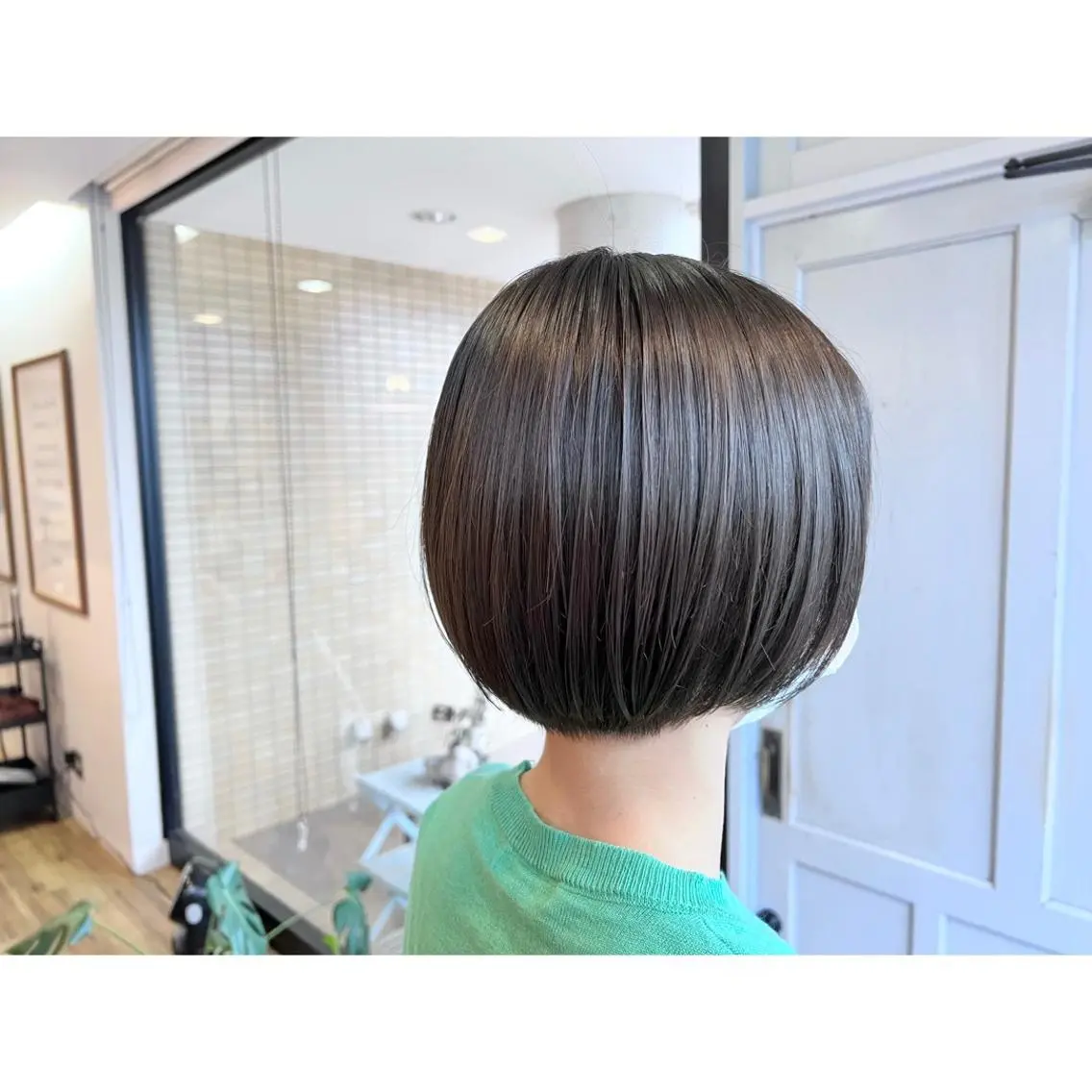 ショート カラー グレージュ オリーブグレージュ オリーブグレー ヘアカラー トリートメント ツキダテ ユイのヘアスタイル