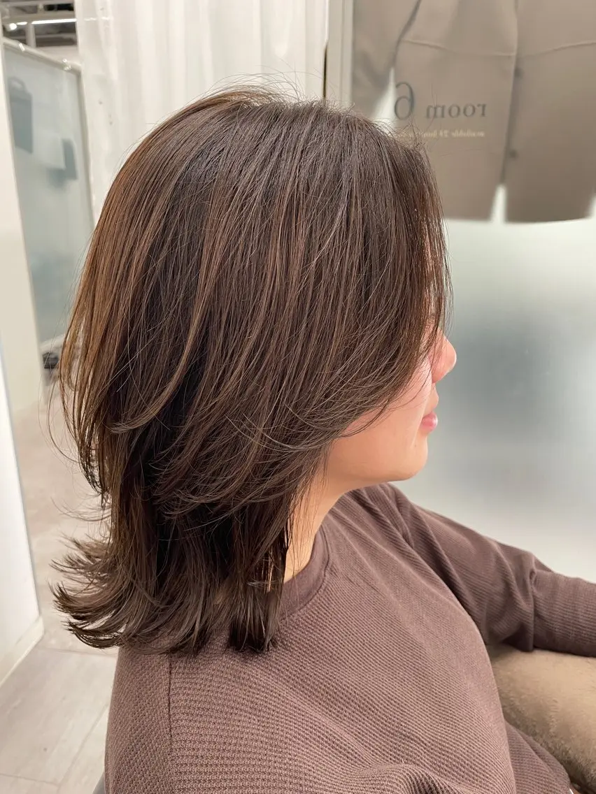 ミディアム カラー ミディアムレイヤー ベージュカラー レイヤーカット カット ヘアカラー トリートメント 末石 智のヘアスタイル