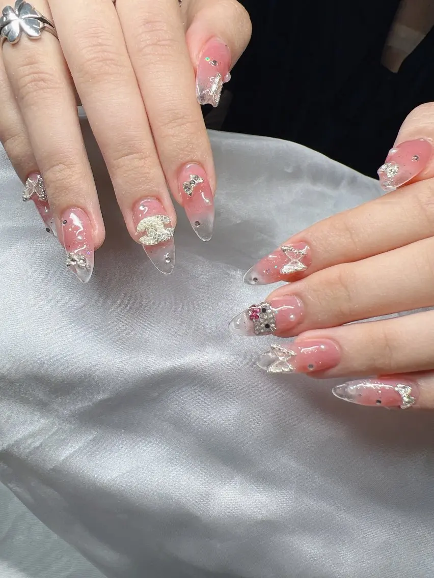 ネイル 長さ出し グラデーション 卒業式 キラキラネイル マグネットネイル Lee Nailsのネイルデザイン