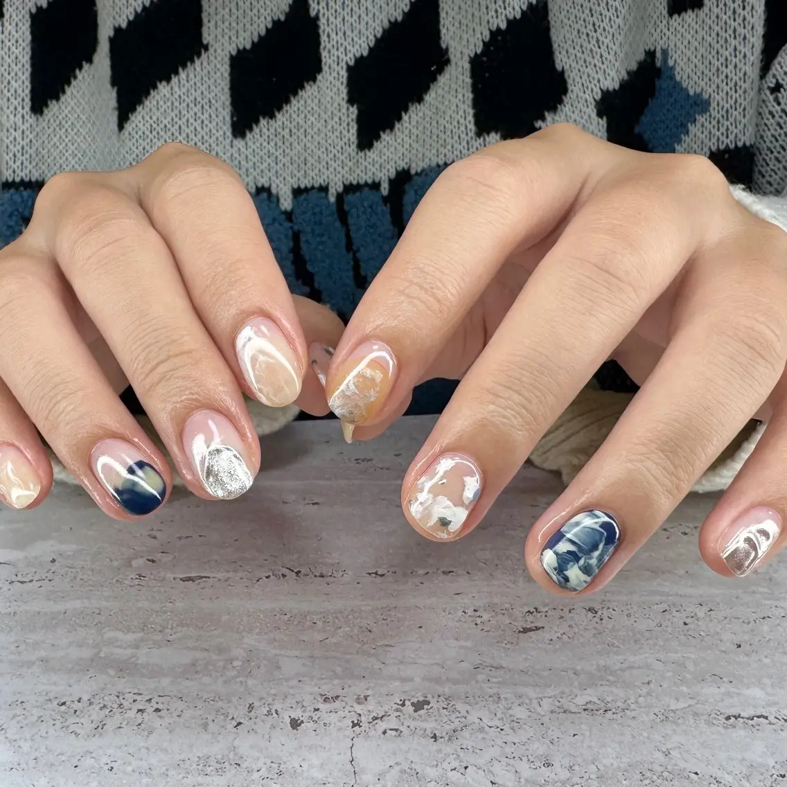 ネイル ブルー ミラーネイル ネイビー ニュアンスネイル シルバー ハンドネイル pointillé .ayaのネイルデザイン