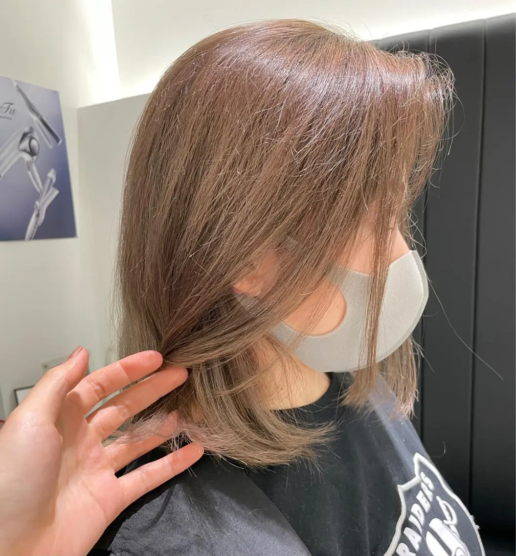 ミディアム カラー ベージュカラー ブリーチ 海外レイヤー/赤み 消しカラー/上原聖奈のヘアスタイル