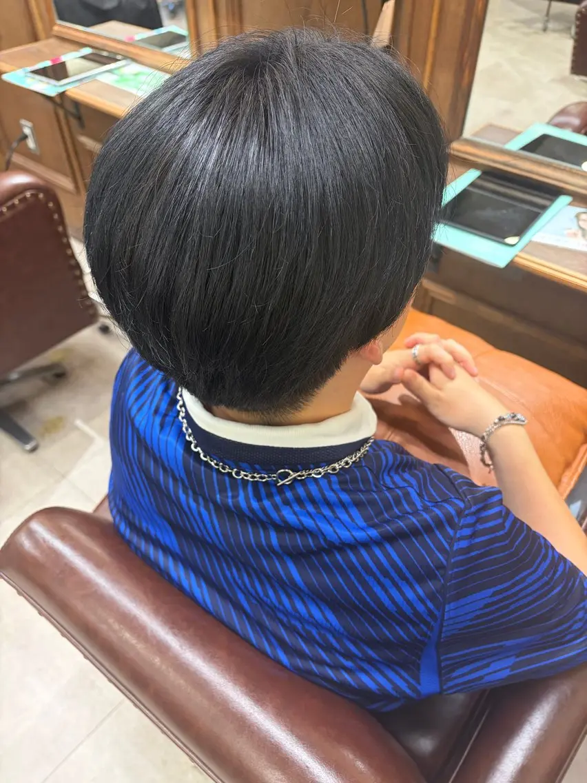 カラー メンズ メンズ就活ヘア 黒髪 ブルーカラー ブルーブラック 透明感カラー モネ｜CLUTCH ワンカラーモデルのヘアスタイル