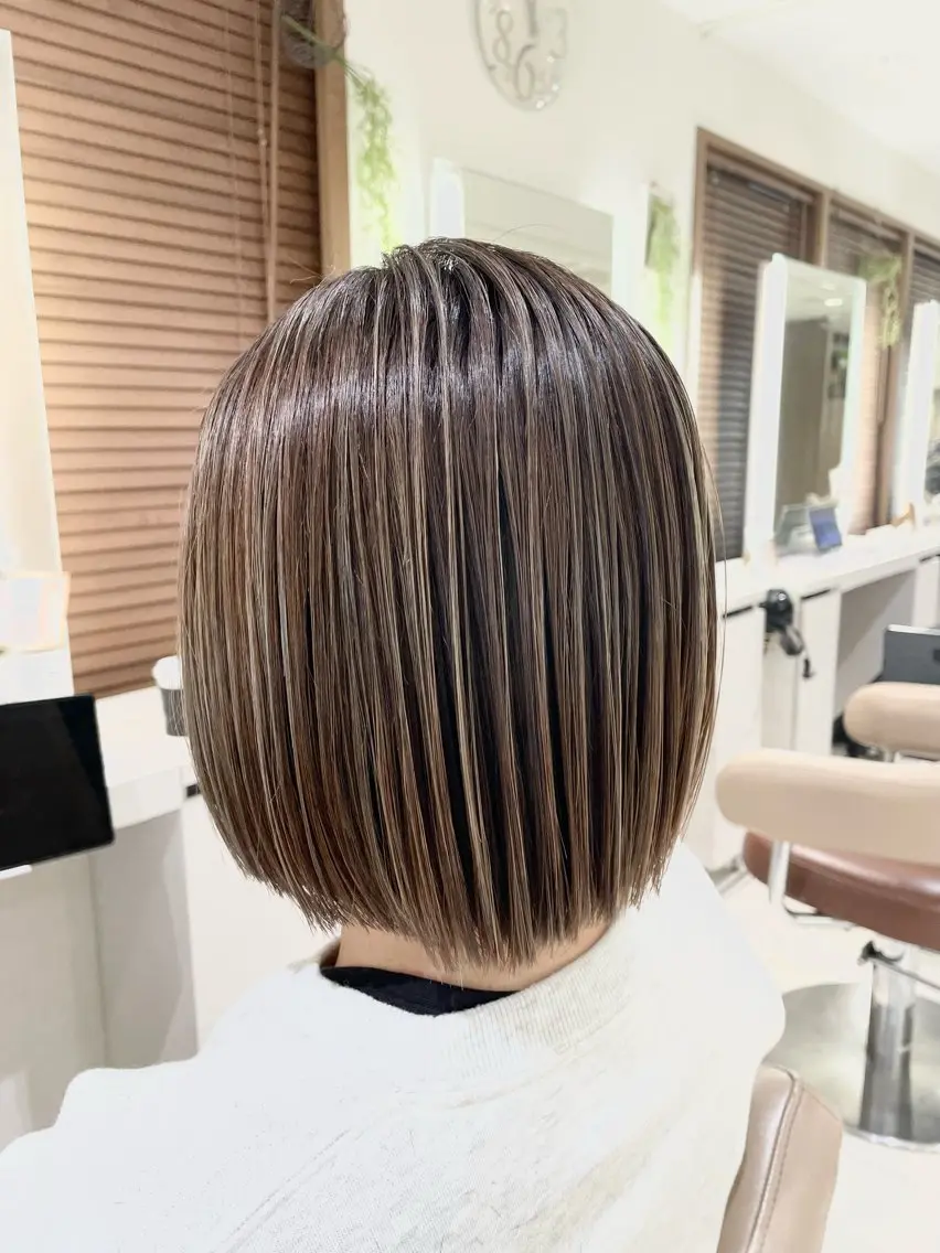 ショート カット ヘアカラー 清藤綾/脱白髪染め 白髪ぼかしハイライトのヘアスタイル