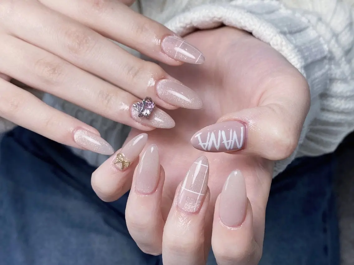 ネイル チークネイル フレンチネイル ジェルネイル ガーリー キラキラネイル ハンドネイル UM Nail Salonのネイルデザイン