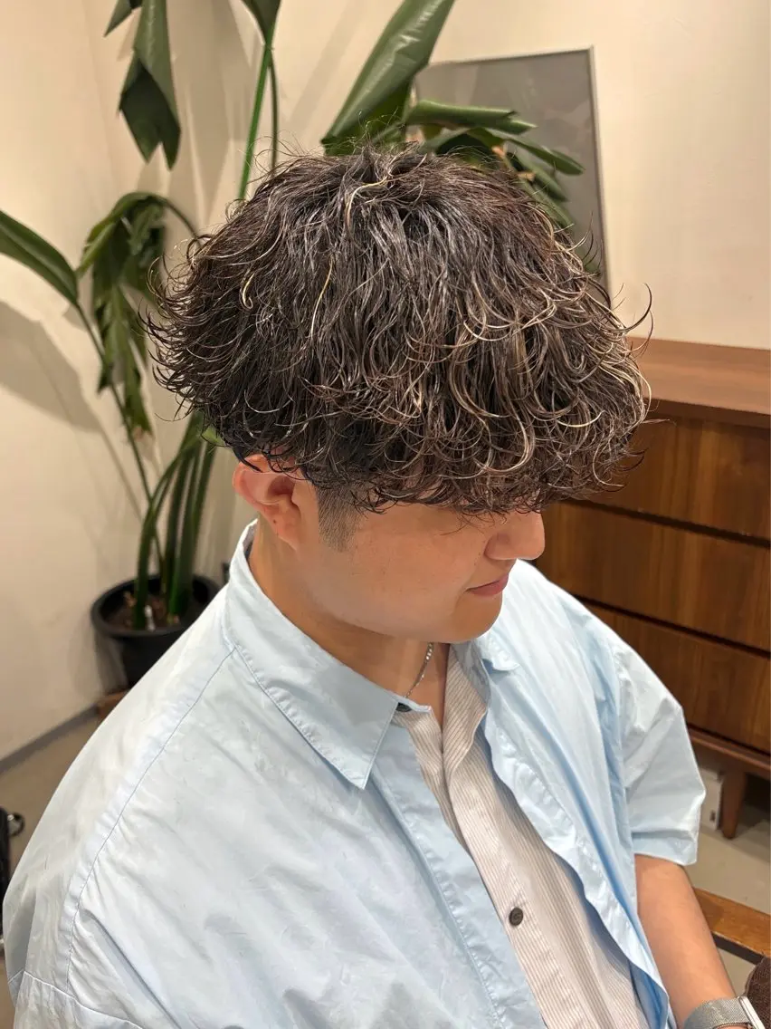ショート パーマ ヘアアレンジ メンズ メンズパーマ 波巻きパーマ カット パーマ 垢抜けメンズカット/ 毛流れパーマ/ユウトのヘアスタイル