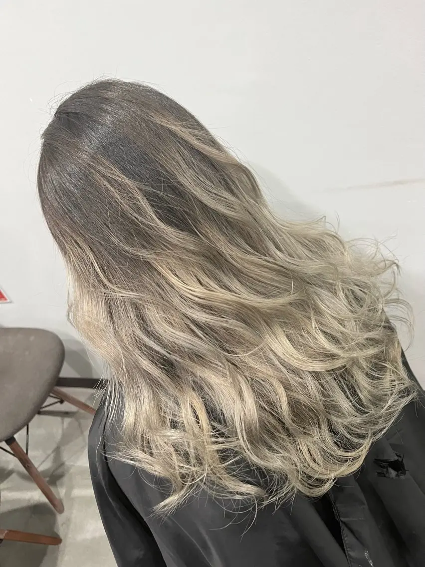 ロング カラー バレイヤージュ ベージュカラー グラデーションカラー ホワイトベージュ レイヤーカット 寺嶋 貴大のヘアスタイル