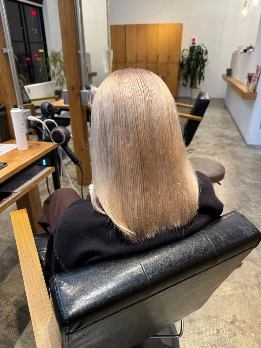ミディアム カラー ベージュカラー ホワイトベージュ カット ヘアカラー ハイトーンカラー特化 🥀KAITO🥀のヘアスタイル