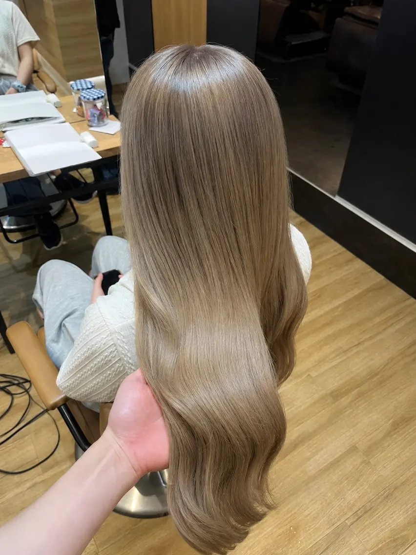 ロング カラー ベージュカラー ミルクティーベージュ ヘアカラー 💖トレンド春夏 カラー💖FUTAのヘアスタイル