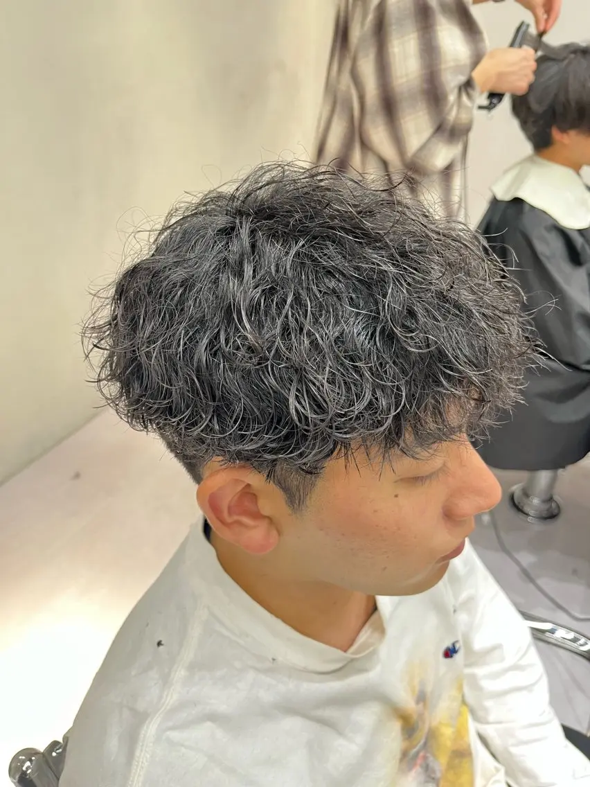 ショート パーマ メンズ ⚡メンズパーマフ ェードカットTomyのヘアスタイル