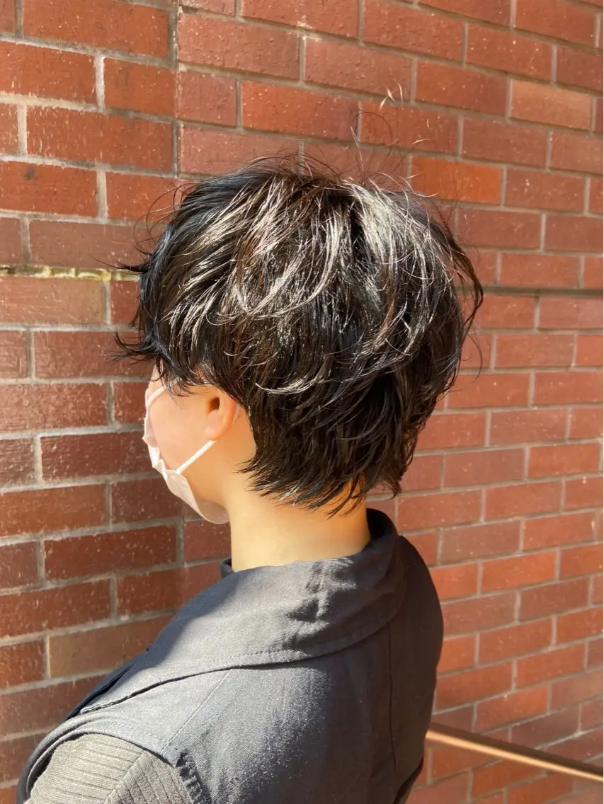 ショート ブリーチカラー/ブロ ンドレイヤーカットのヘアスタイル