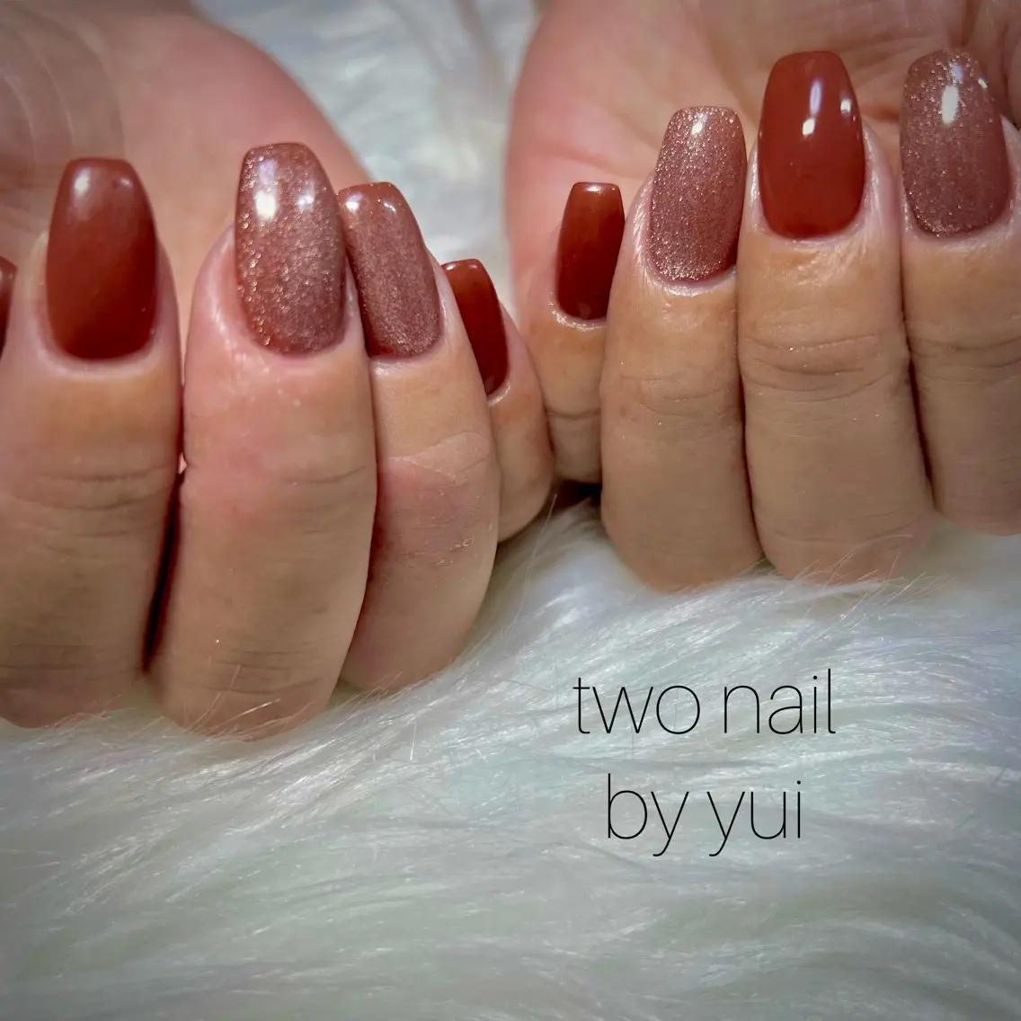 ネイル ブラウン キラキラネイル マグネットネイル ネイルチップ ホワイト ハンドネイル two nailのネイルデザイン
