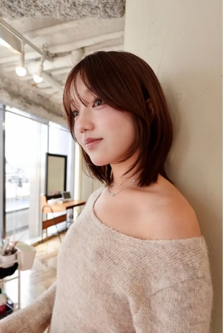 ミディアム AYANO ／レイヤー／オリーブのヘアスタイル