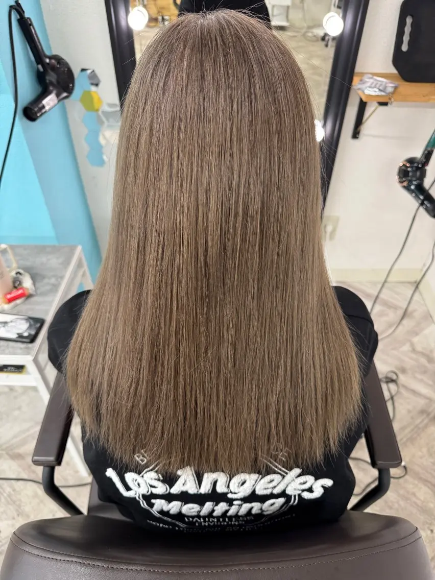 ロング カラー グレージュ YU MAのヘアスタイル