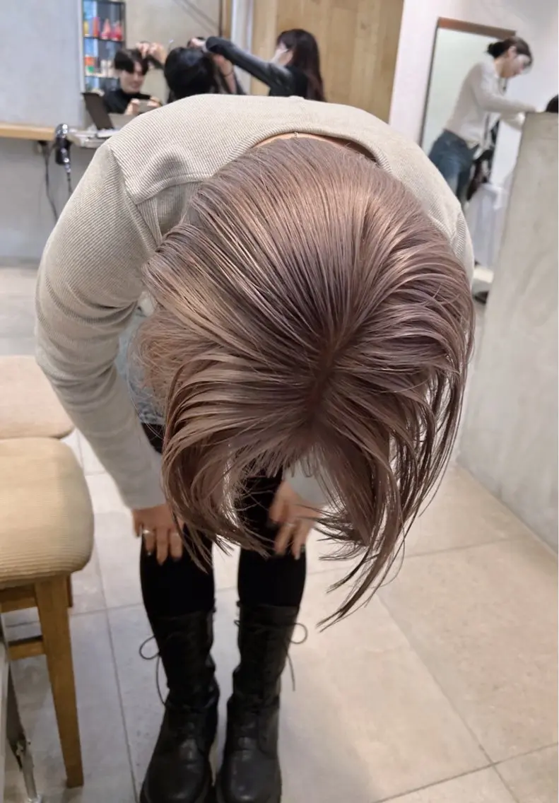 セミロング カラー ハイトーンボブ 前田 表参道　グレージュのヘアスタイル