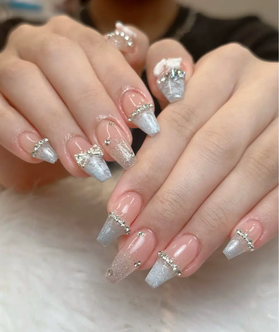 ネイル チークネイル ドット フレンチネイル グラデーション 韓国ネイル ハンドネイル Lisa Nail Salonのネイルデザイン