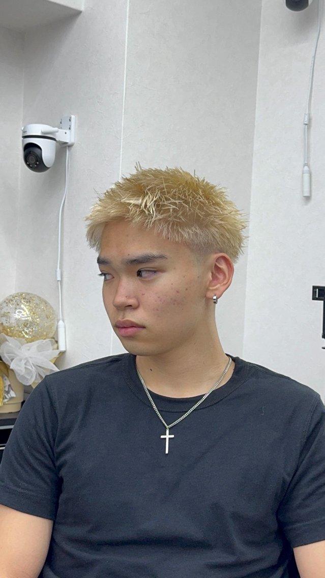 カラー メンズ メンズハイトーン ハイトーンカラー カット ヘアカラー ヘアセット SHIZUKU スパイキーショートのヘアスタイル