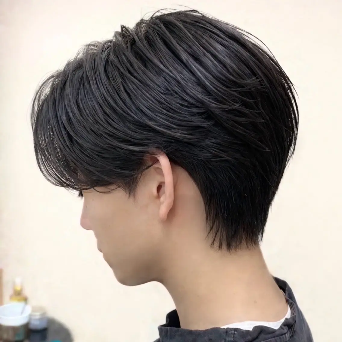ミディアム メンズ ミディアムパーマ センターパート メンズパーマ センターパート/ニ ュアンスパーマのヘアスタイル