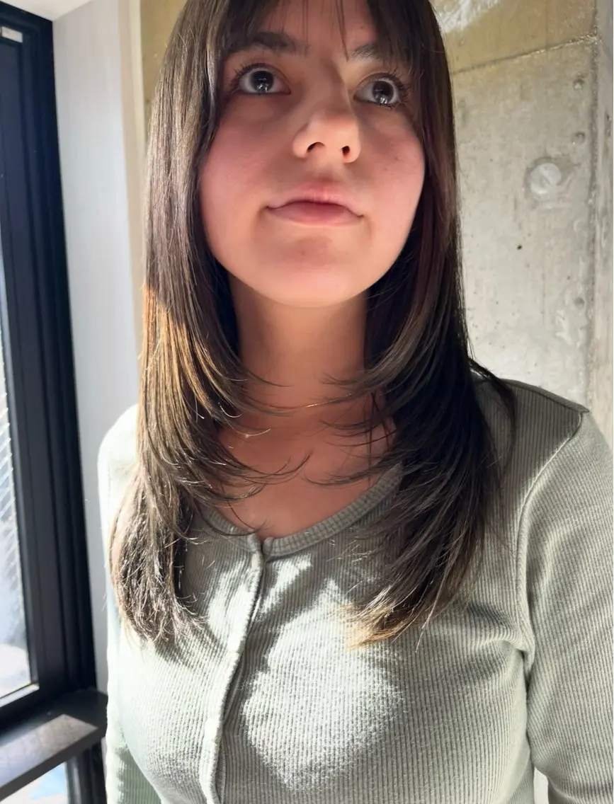 ロング カラー ベージュカラー オリーブベージュ レイヤーカット anon Loemのヘアスタイル
