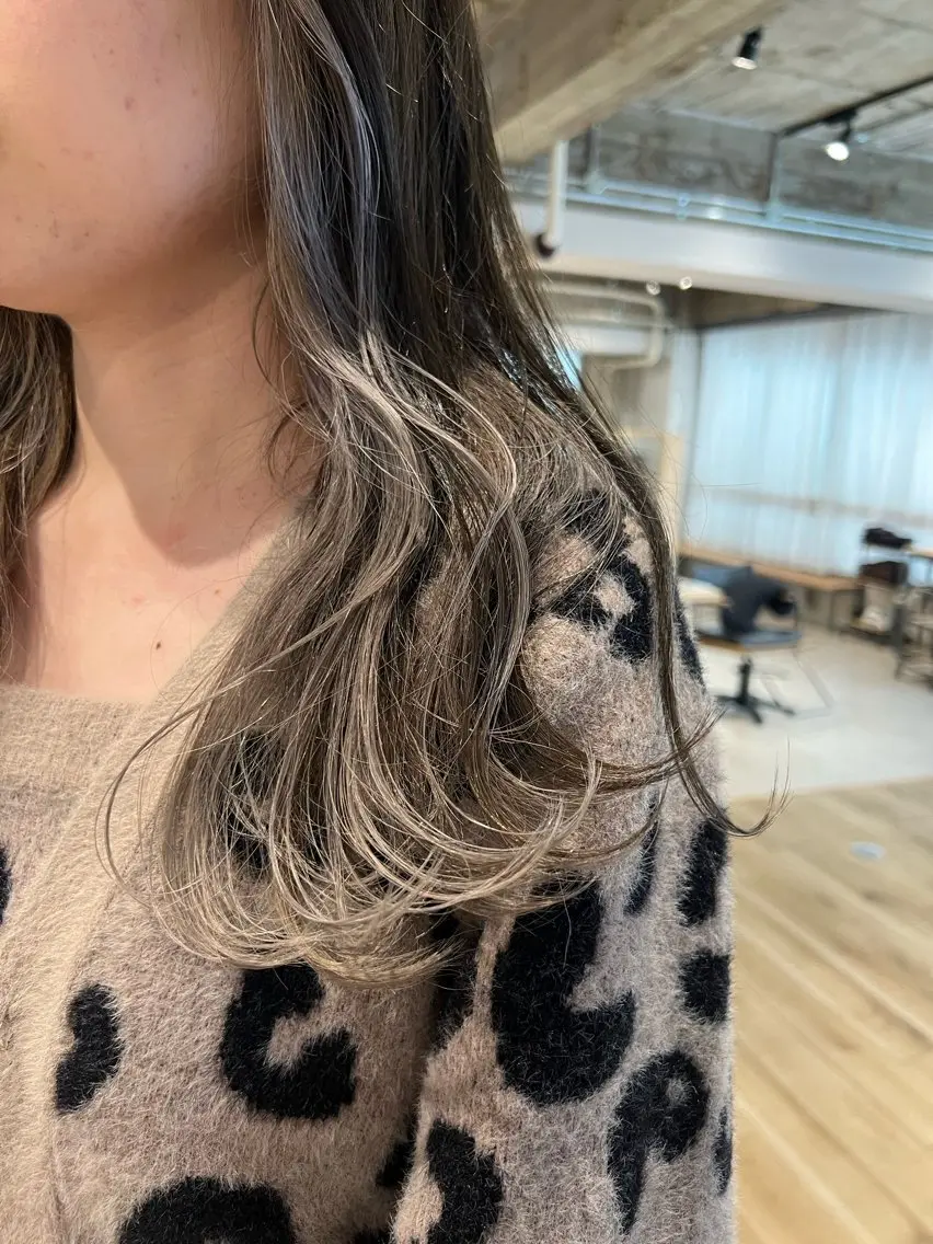 ロング カラー ブリーチ インナーカラー シルバー SERENA ㅤのヘアスタイル