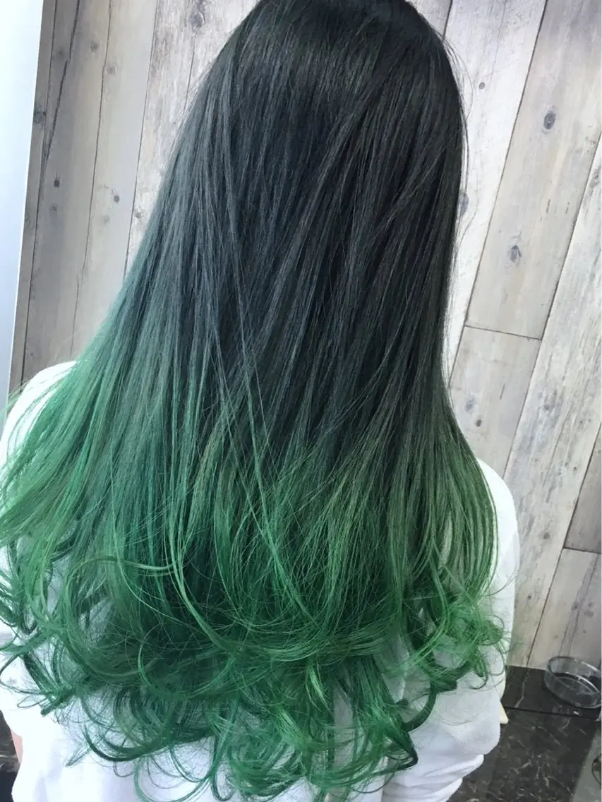 ロング カラー グラデーションカラー カット ヘアカラー トリートメント Tee’s ケアブリ ーチ ハイライトのヘアスタイル