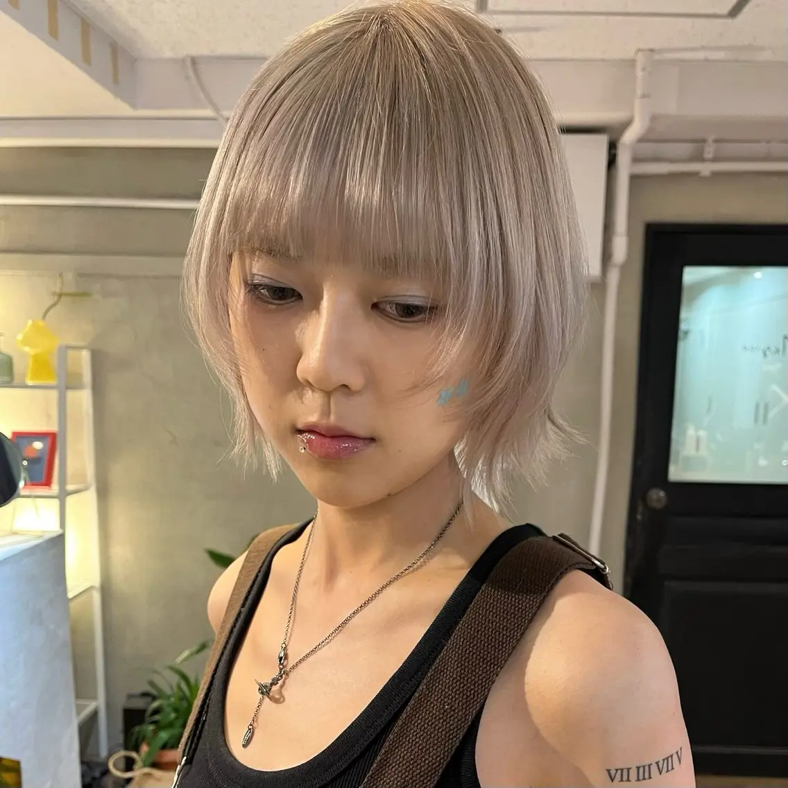 ショート カラー ヘアアレンジ ベージュカラー ホワイトベージュ 顔まわりレイヤー レイヤーカット ヘアカラー トリートメント ボブハイトーン🦖 デザインMAMIのヘアスタイル