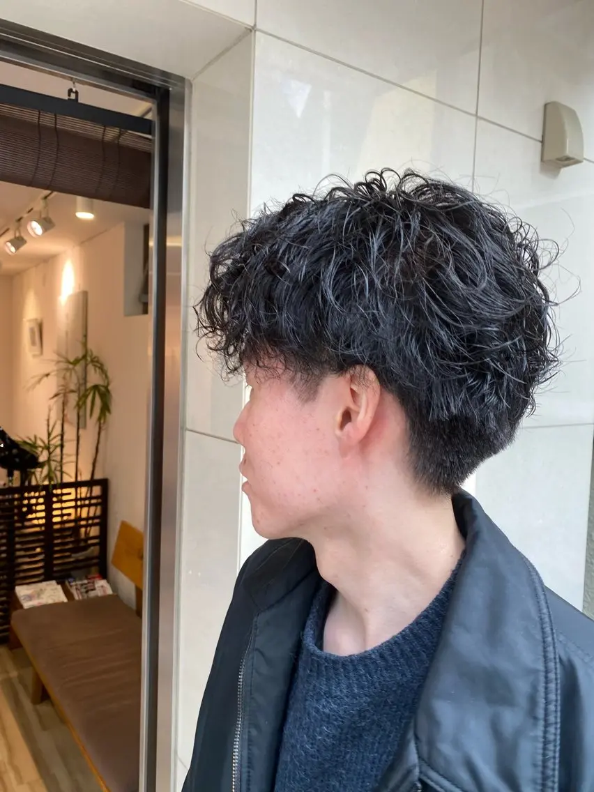 ショート メンズ センターパート 刈り上げ カット 艶カラー、パーマ 祥一朗　WAWAのヘアスタイル