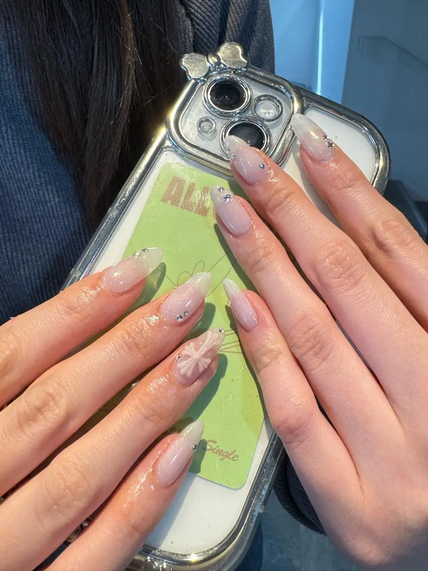 ネイル ハンドネイル GLOW MIUのネイルデザイン