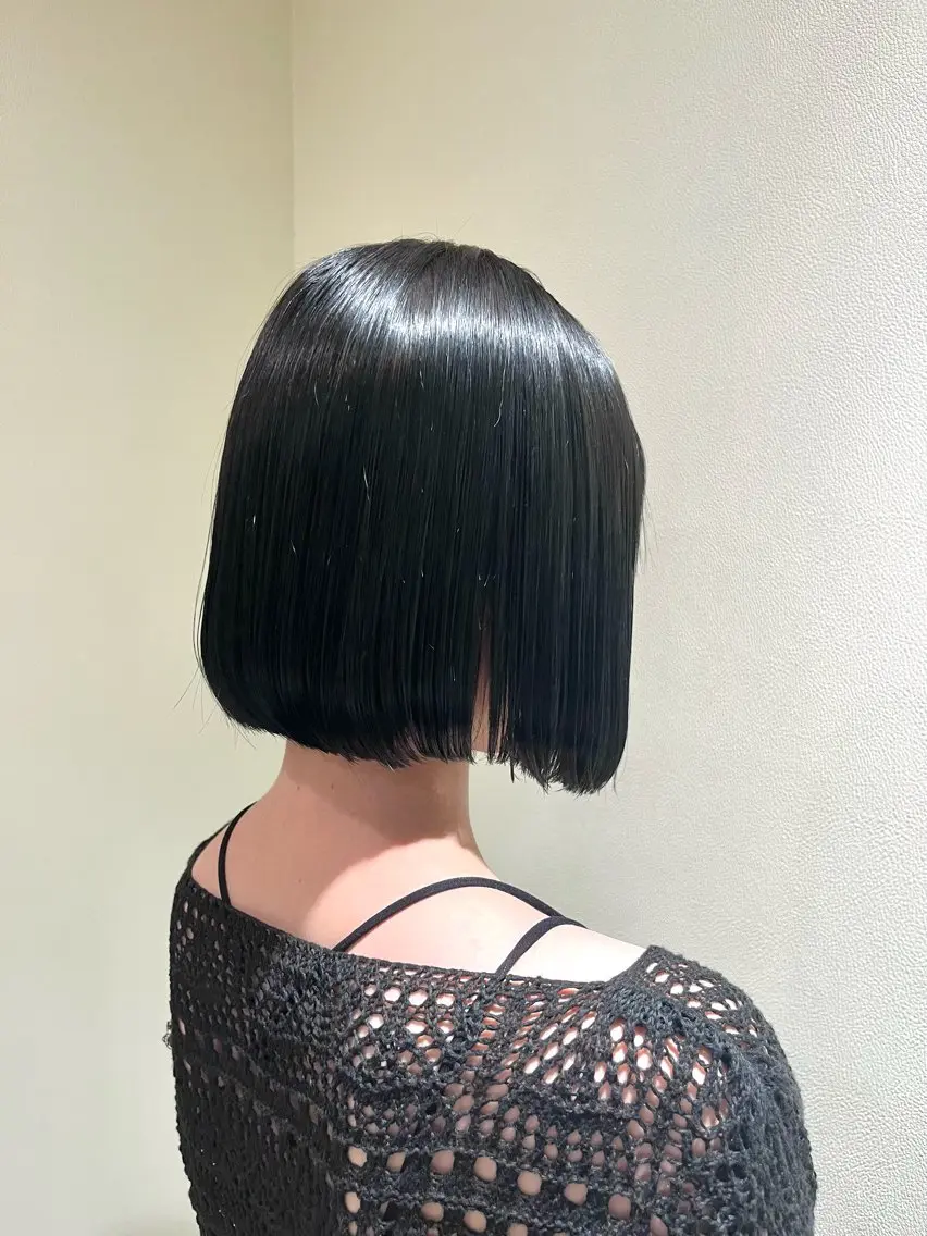 カラー 黒髪 ブルーカラー ブルーブラック 岡本 かのんのヘアスタイル